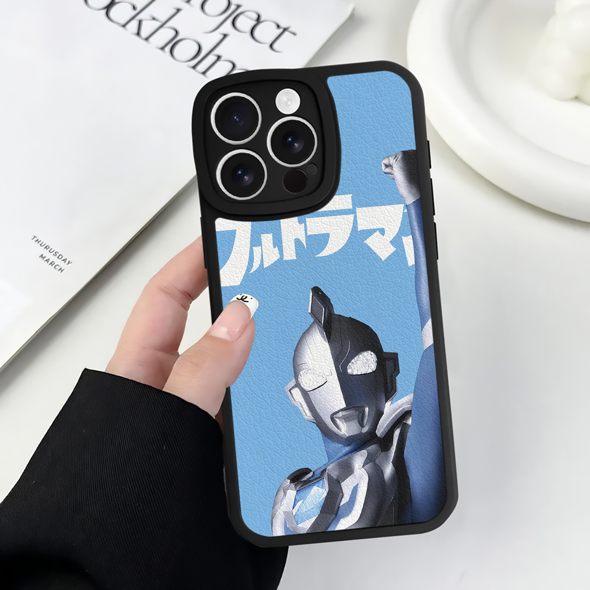 （画像用） ウルトラマン Ultraman 【iPhone 16シリーズ対応】シリコンスマホケース（レザー調） 材質：シリコン